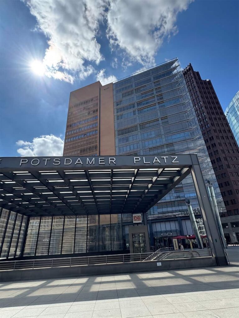 Potsdamer Platz Berlin, U-Bahnhof mit Gebäude im Hintergrund